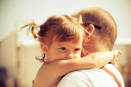 Dad and daughter hugging. -MamiTalks.com