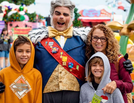 Family posing for Holidays at Universal Studios Holywood -MamiTalks.com